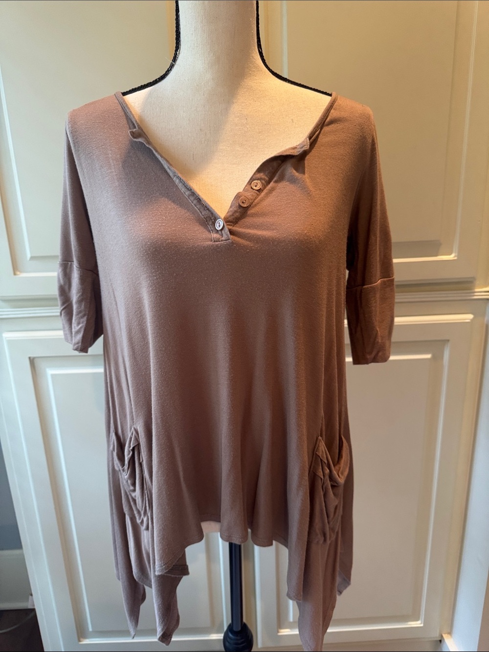Women's Taupe Short-Sleeve V-Neck Tunic Top